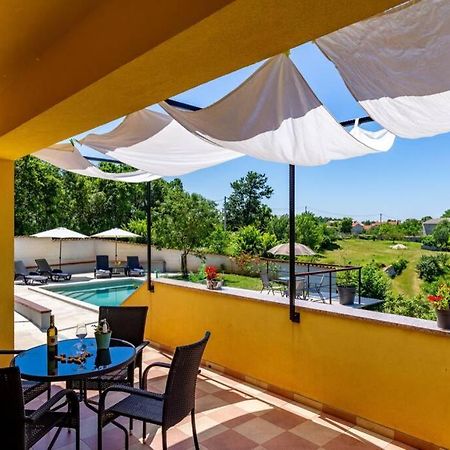 Sunny Yellow House With A Pool Štokovci Exterior foto