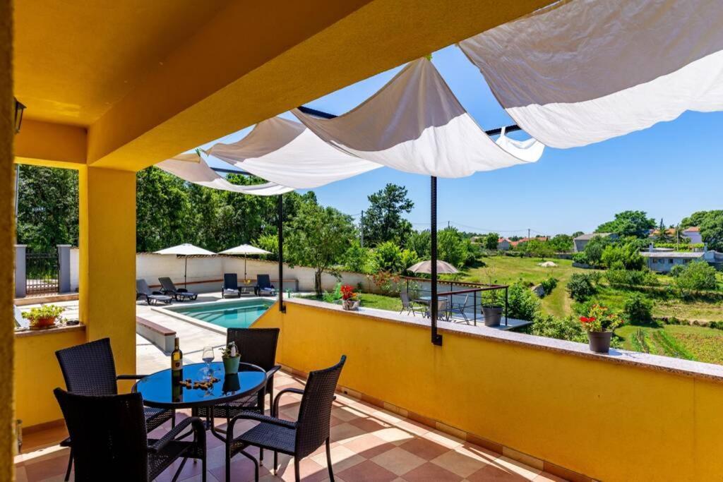 Sunny Yellow House With A Pool Štokovci Exterior foto