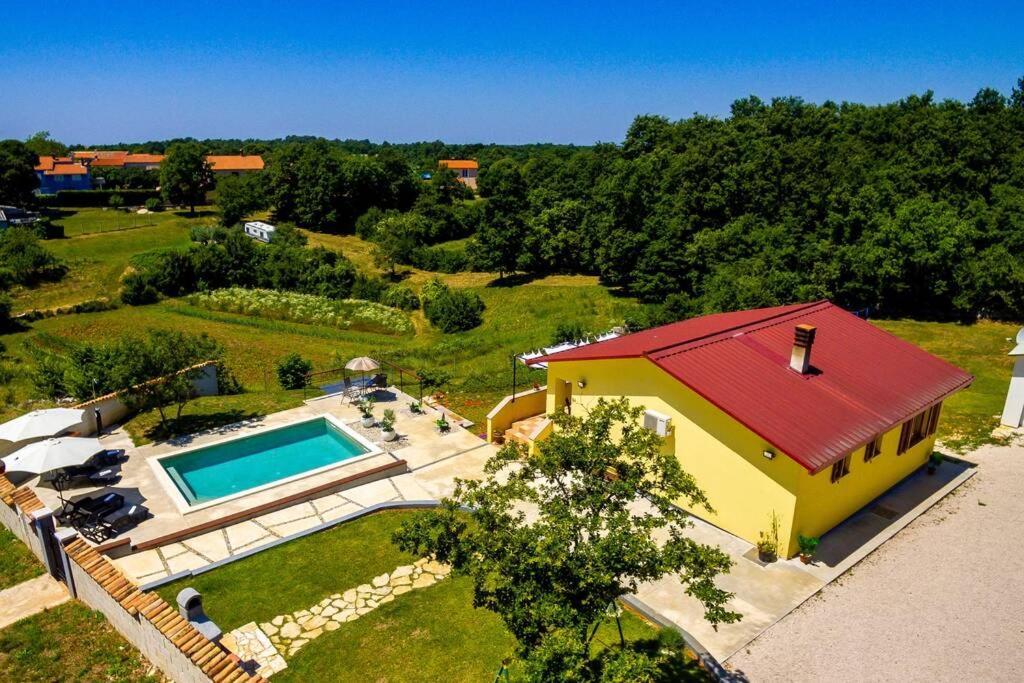 Sunny Yellow House With A Pool Štokovci Exterior foto