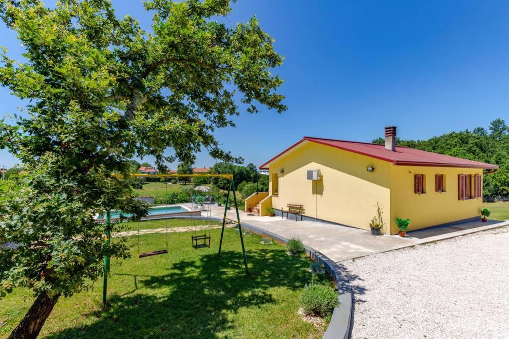 Sunny Yellow House With A Pool Štokovci Exterior foto