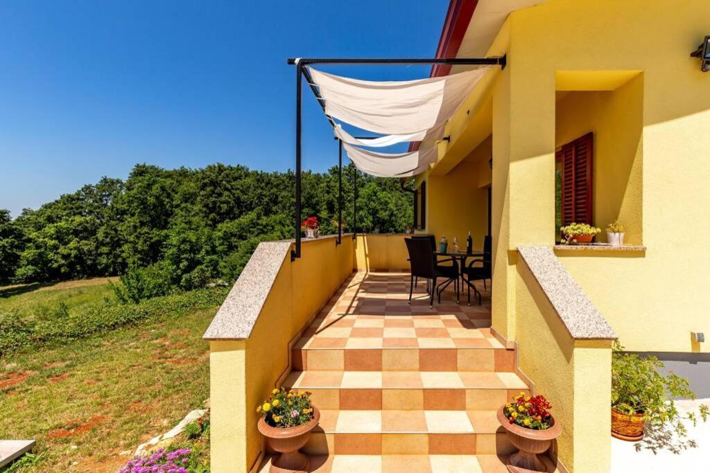 Sunny Yellow House With A Pool Štokovci Exterior foto