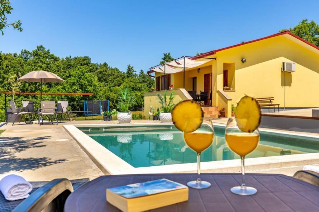 Sunny Yellow House With A Pool Štokovci Exterior foto