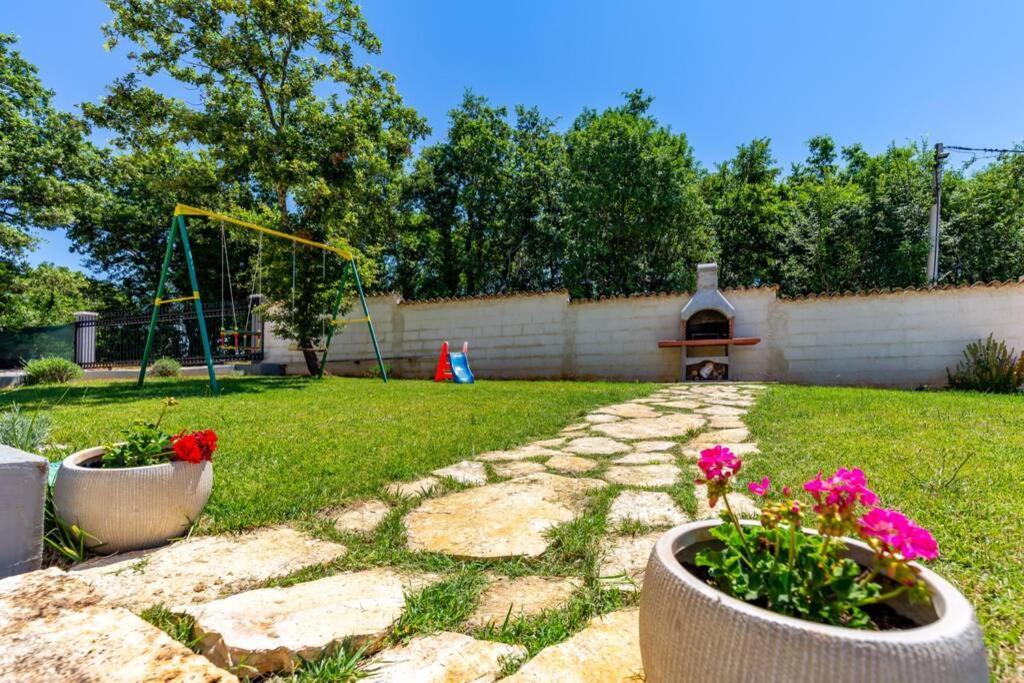 Sunny Yellow House With A Pool Štokovci Exterior foto