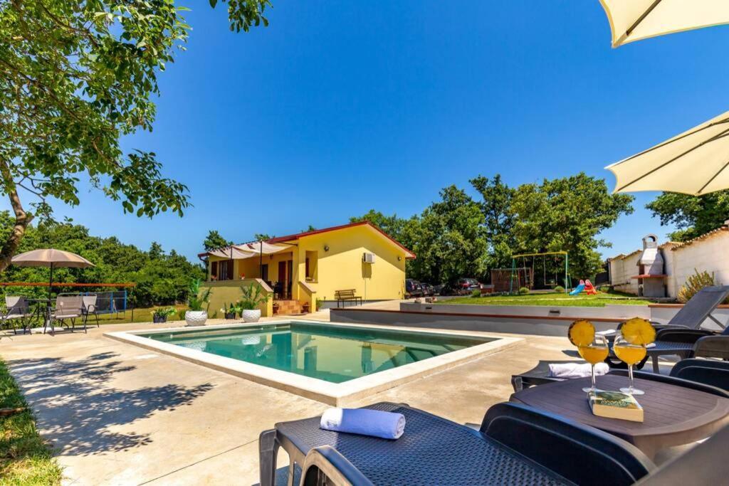 Sunny Yellow House With A Pool Štokovci Exterior foto