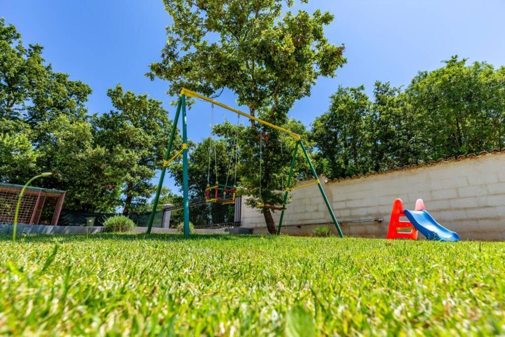 Sunny Yellow House With A Pool Štokovci Exterior foto