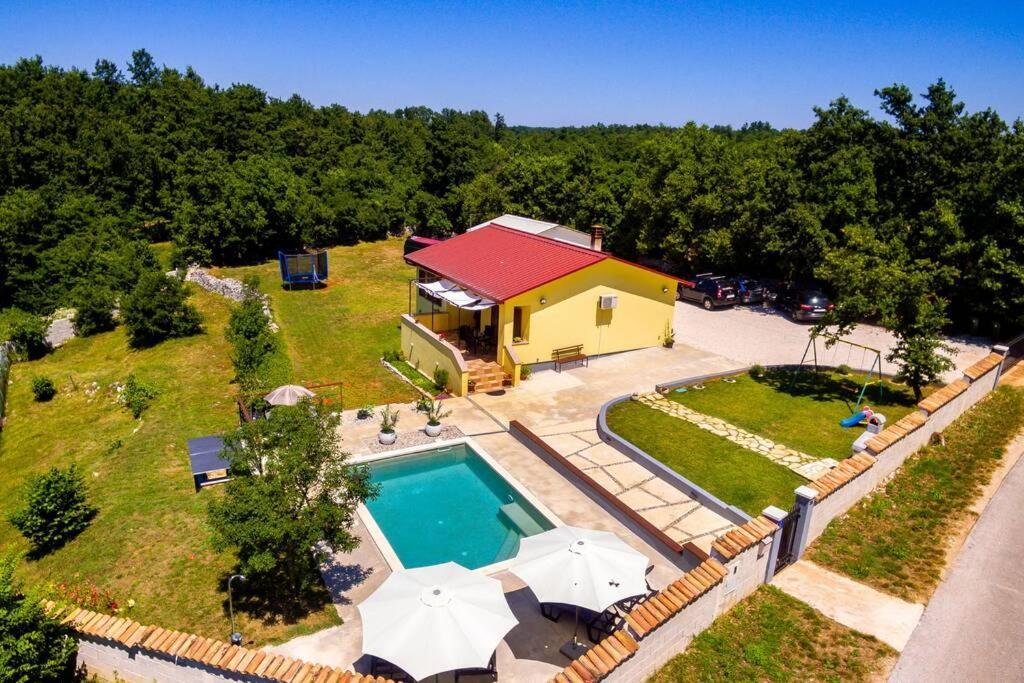 Sunny Yellow House With A Pool Štokovci Exterior foto