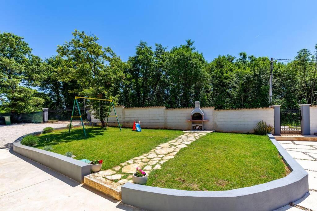 Sunny Yellow House With A Pool Štokovci Exterior foto