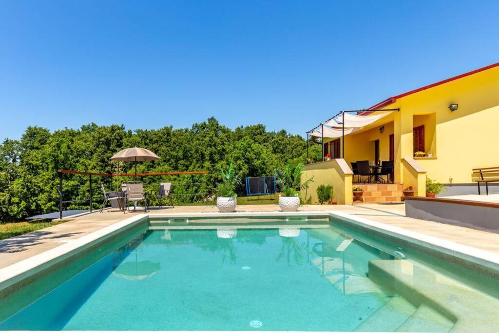 Sunny Yellow House With A Pool Štokovci Exterior foto